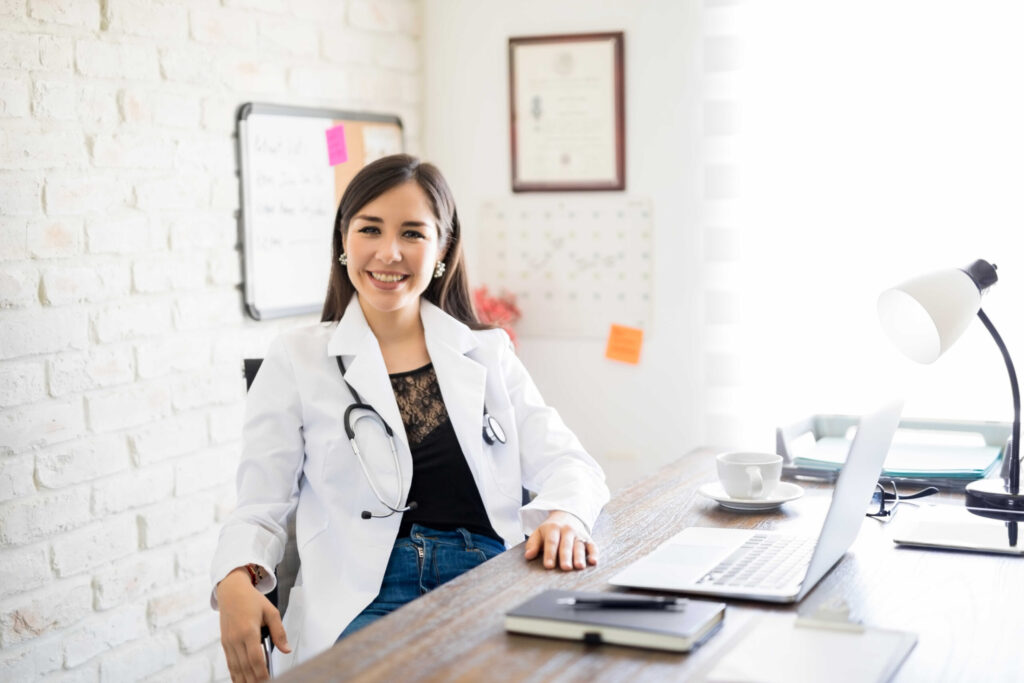 สิวหลังปลูกผม (Folliculitis) สัญญาณผมงอกหรือติดเชื้อ? รับมืออย่างไรไม่ให้กราฟต์พัง